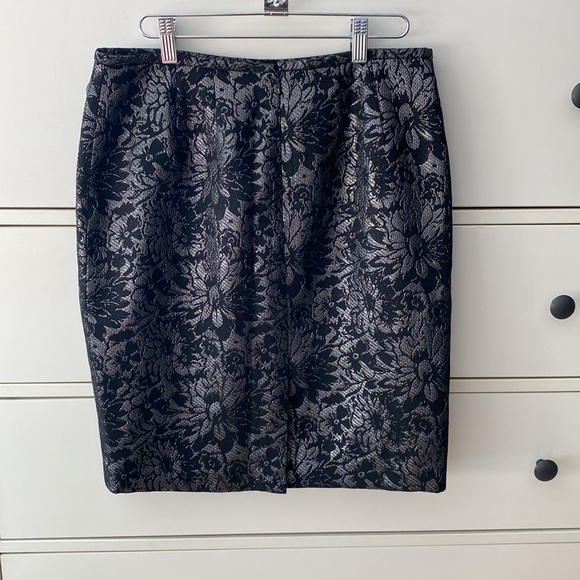 8P Calvin Klein 3/4 length black and silver brocade skirt - Picture 2 of 4